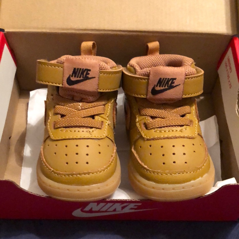 🔥LIKE NEW EUC WHEAT COURT BOROUGH MID 2 SIZE 3🔥Meticulously kept!
